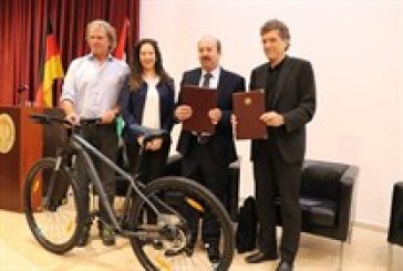 توقيع إتفاقية للتبرع بعشر دراجات هوائية لمدينة بيت لحم