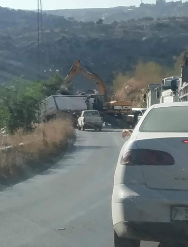 انقلاب شاحنة جنوب مدينة قلقيلية