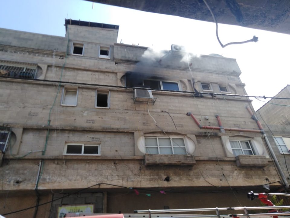 اندلاع حريق داخل شقة في قلقيلية واصابه صاحبها اصابة خطرة