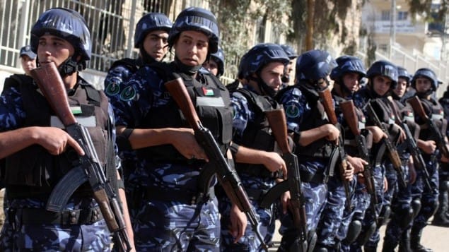 الأجهزة الأمنية تعتقل 15 مطلوب للعدالة بالخليل