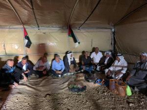 خيمة اعتصام على جبل المنطار شرق السواحرة لمواجهة اعتداءات المستوطنين