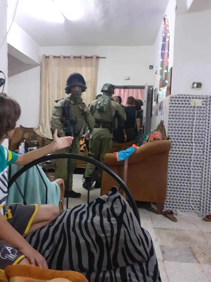 قوات الاحتلال اثناء اقتحامها لمنزل والد الشهيد عبيد في العيسوية