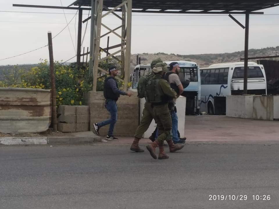 قوات الاحتلال تعتقل شاب على مدخل مدينة قلقيلية الشرقي .