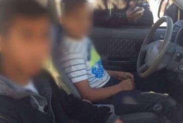 الشرطة تقبض على طفل يقود مركبة بحمولة زائدة 20 راكبا