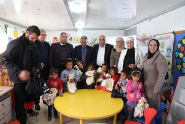 السفير الهندي ومحافظ اريحا والأغوار يسلمان طلاب مدرسة بدو الكعابنة وحدات انارة مكتبية تعمل بالطاقة الشمسية