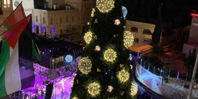 شاهد بالفيديو..اضاءة شجرة الميلاد في بيت جالا