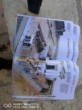 شاهد :صورة للهيكل المزعوم قامت بتوزيعها  مجموعة من قطعان المستوطنين على السياح داخل باحات المسجد الاقصى المبارك