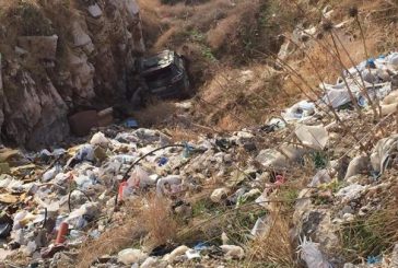 نجاة سائق انزلقت سيارته في واد على طريق الباذان