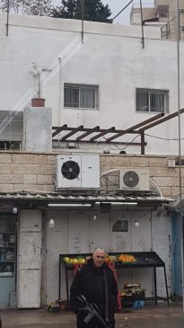 طواقم بلديه الإحتلال تداهم منزل في حي ابوتايه الان