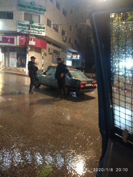 قيام عناصر الشرطة بدوريات راجلة ومحمولة بتنظيم حركة السير ومساعدة المواطنين بظل الأجواء السائدة في محافظة طوباس