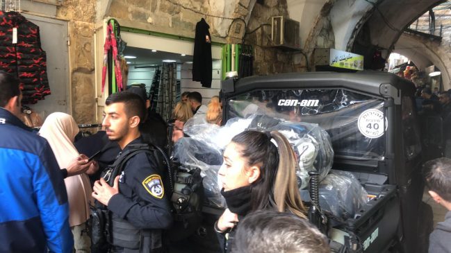 اعتقال الاسير المحرر محمود الجندي من داخل محله في شارع الواد البلدة القديمة ومصادرة محتويات المحل