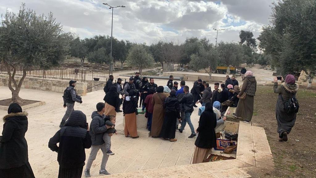 شرطة الاحتلال تعتقل الفتاة أسيل عيد، بالإضافة إلى 4 شبان من باحات المسجد الأقصى المبارك.