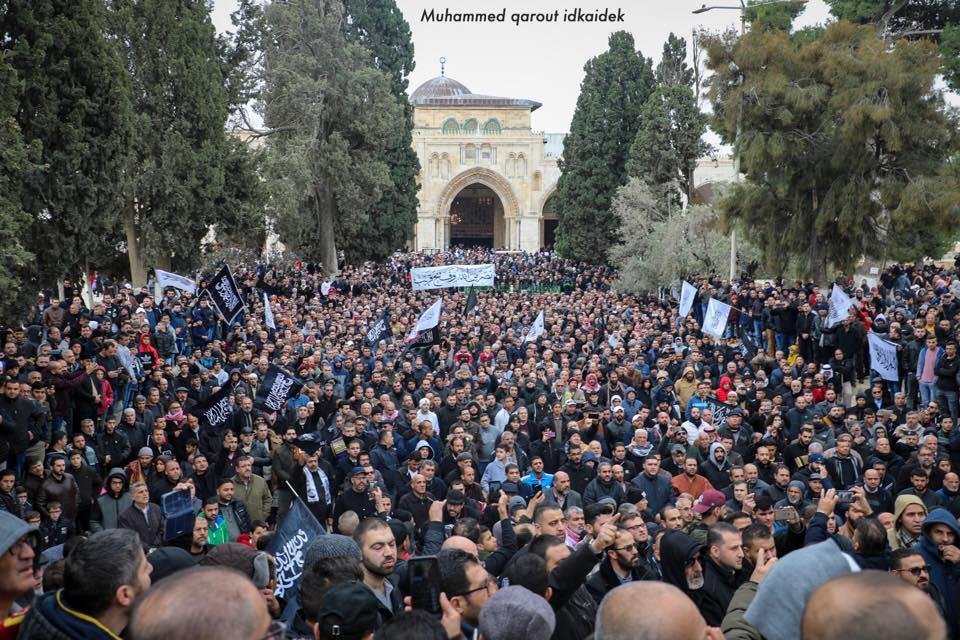 *🔸40 ألف مصلٍ أدوا صلاة ظهر اليوم الجمعة في المسجد الأقصى المُبارك بالقدس المحتلة.*