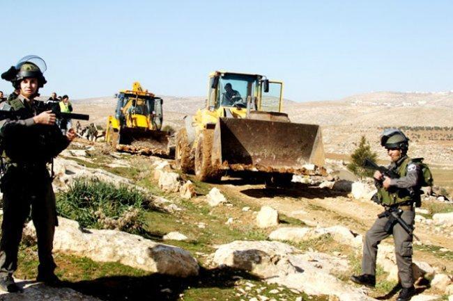 الاحتلال يهدم معرشا في الأغوار