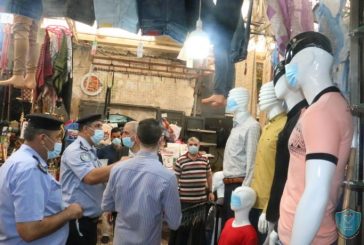 الشرطة والغرفة التجارية تنظمان نشاطاً توعوياً بتغطية وجوه دمى عرض الملابس بالكمامات في نابلس