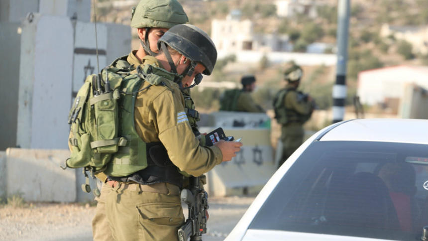 القدس : الاحتلال ينصب حواجز عسكرية عند مداخل بلدة حزما