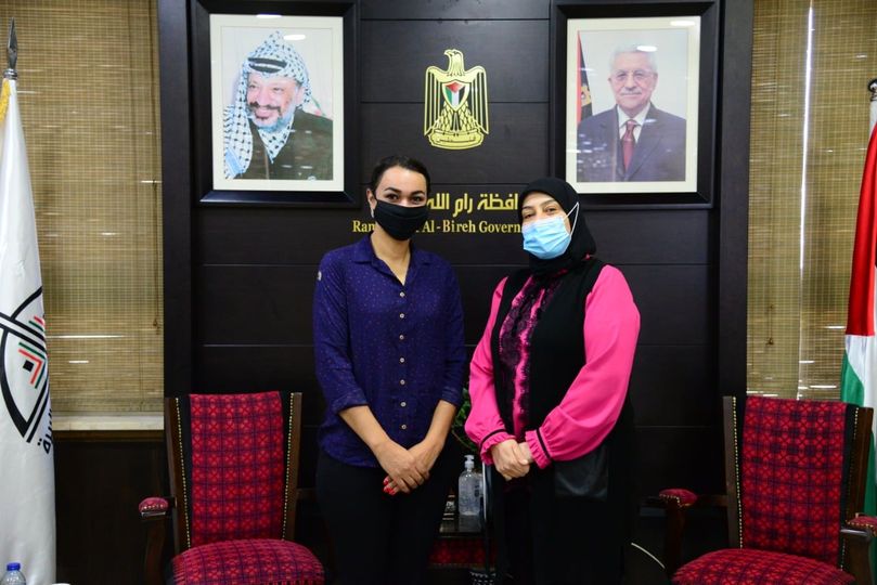 د.غنام تستقبل مديرة جمعية أصدقاء بير زيت وتناقش معها التحضيرات الأخيرة لحملة “سحوبات الخير لتعليم الغير”