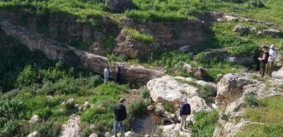 مستوطنين يقومون باعمال ترميم في منطقة عين الحلوه بالاغوار الشمالية