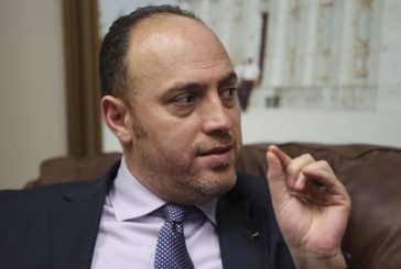 السفير زملط يتحدث عن حقيقة تعيين بعض أقاربه بسفارة فلسطين في بريطانيا