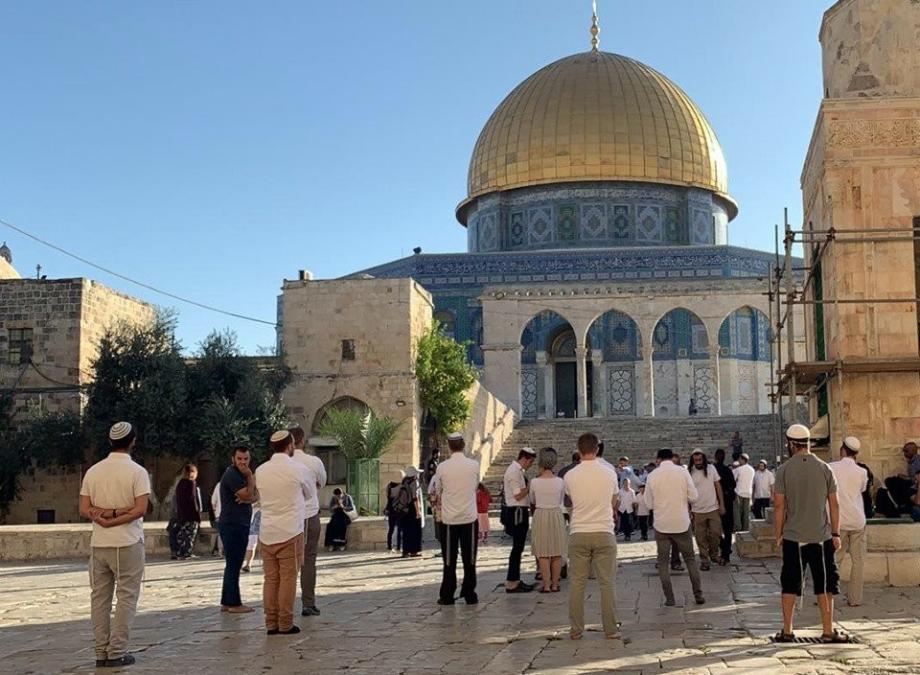 القدس : عشرات المستوطنين يقتحمون الأقصى