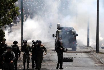 إصابات بالاختناق واعتقال مواطنين وتفتيش منازل في الخليل