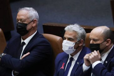 بينيت ولابيد لم يكونا على علم بقرار غانتس المتعلّق بالمنظمات الفلسطينيّة