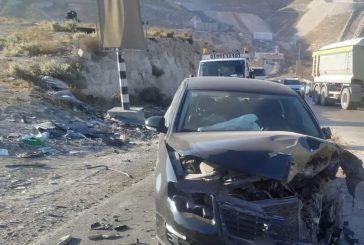 إصابة ثلاثة مواطنين جراء حادث سير في طريق وادي النار