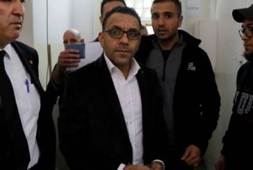الاحتلال يقتحم منزل محافظ القدس ويعتدي عليه ويعتقل 3 من أقاربه