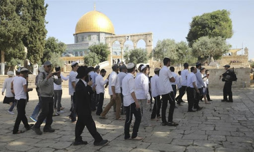 القدس : مستعمرون يقتحمون المسجد الأقصى