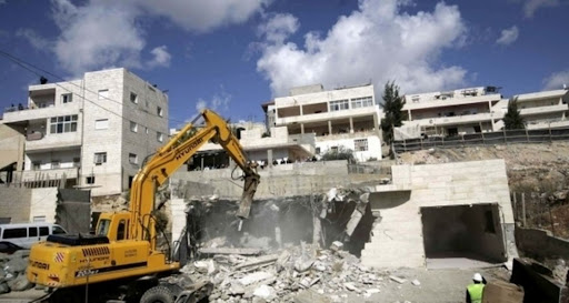 القدس..الاحتلال يهدم مركزاً طبيّاً ويحاصر شقة لهدمها