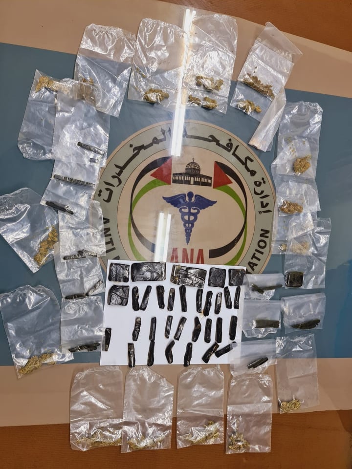 الخليل : الشرطة تقبض على تاجر مخدرات وبحوزته كمية كبيرة من المخدرات