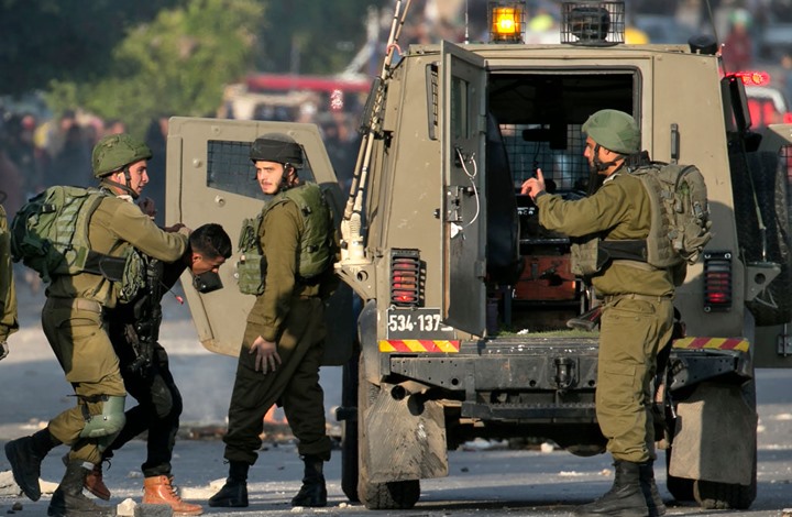 الخليل-الاحتلال يعتقل ثلاثة مواطنين من الخليل