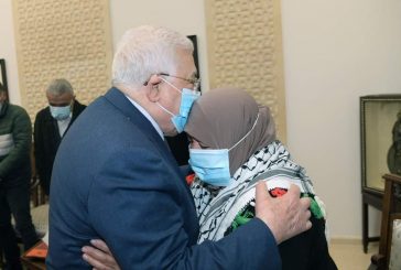 الرئيس محمود عباس  يستقبل والدة الاسير ناصر ابو حميد
