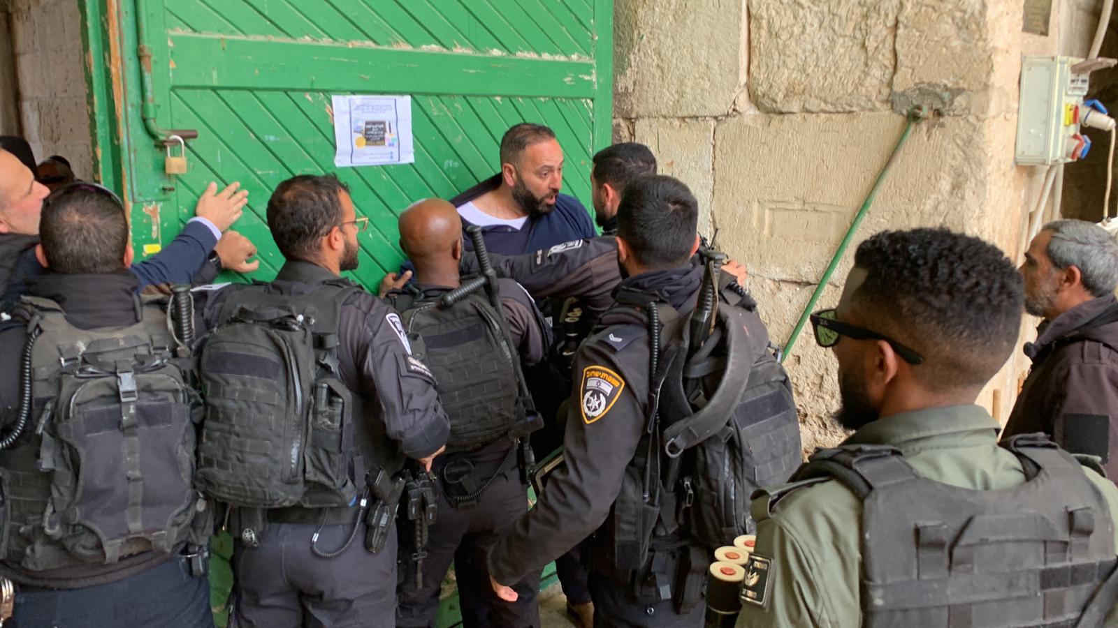 القدس -الاحتلال يعتدي على حراس “الأقصى” في باب السلسلة ويعتقل احدهم