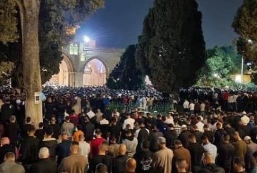 القدس - أكثر من 100 ألف مصلٍ يؤدون صلاتي العشاء والتراويح بالمسجد الأقصى المبارك