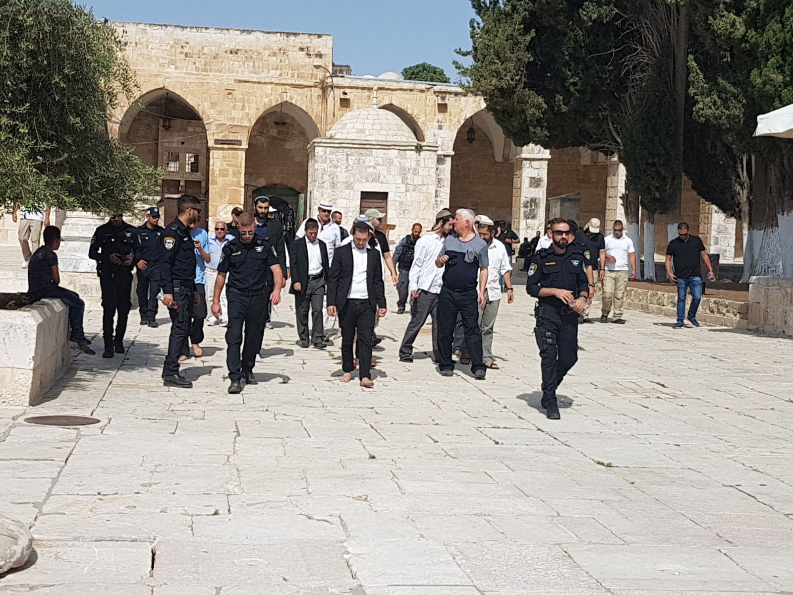 القدس : عشرات المستوطنين يقتحمون الأقصى