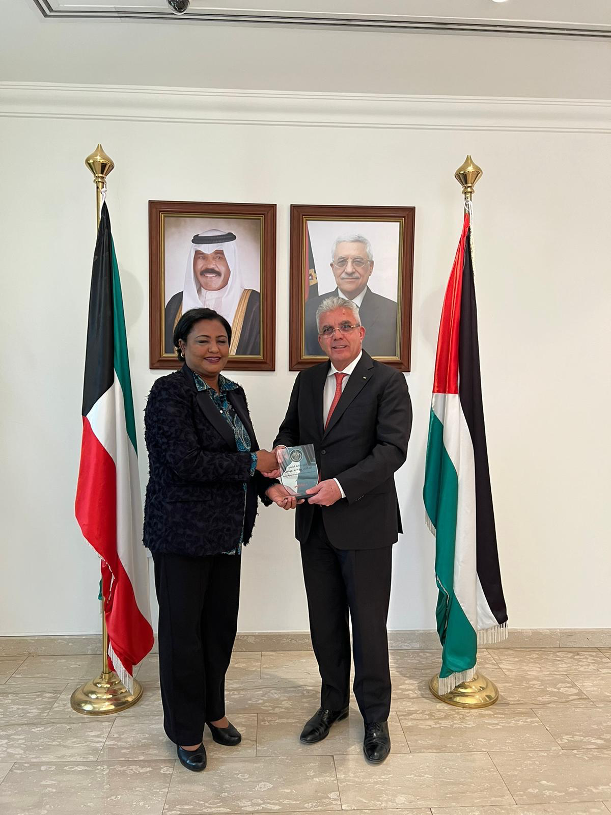 السفير طهبوب يقدم جائزة الرئيس “لدعم الدبلوماسية الأكاديمية” للأستاذة الجامعية هيلة المكيمي