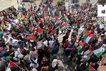 القدس- الاحتلال يعتدي على المشاركين في تشييع جثمان الشهيدة شيرين أبو عاقلة