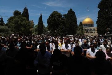 القدس-عشرات الآلاف يؤدون صلاة الجمعة في المسجد الأقصى