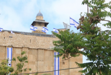مستوطنون يرفعون العلم الإسرائيلي فوق جدران الحرم الإبراهيمي