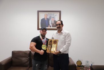 حجة يهنئ اللاعب محمد جابر على إنجازه في بطولة آسيا للقوة البدنية