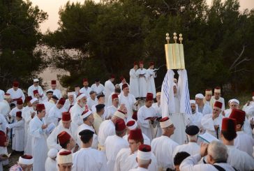 نابلس - السامريون يحجّون إلى قمة جبل جرزيم في نابلس احتفالاً بـ 
