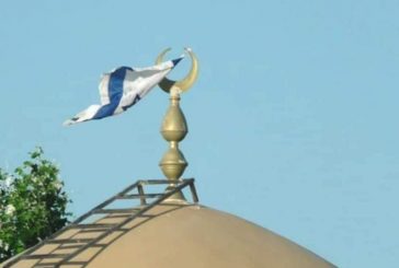 بيت لحم- مستوطنون يرفعون أعلاما إسرائيلية فوق مسجد كيسان شرق بيت لحم