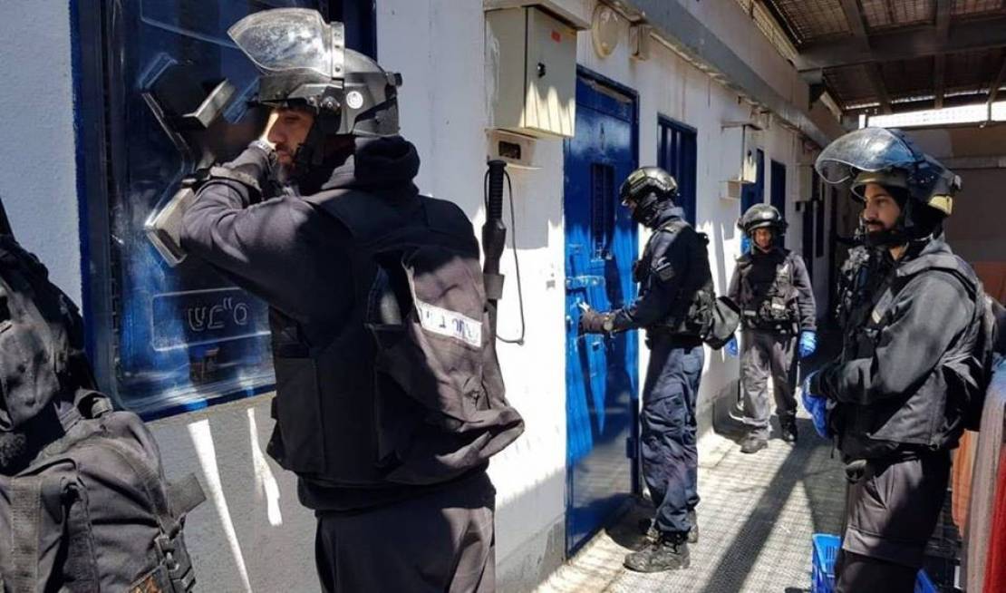 قوات القمع تقتحم قسم 3 في “ريمون” وتنقل أسيرين إلى عزل بئر السبع