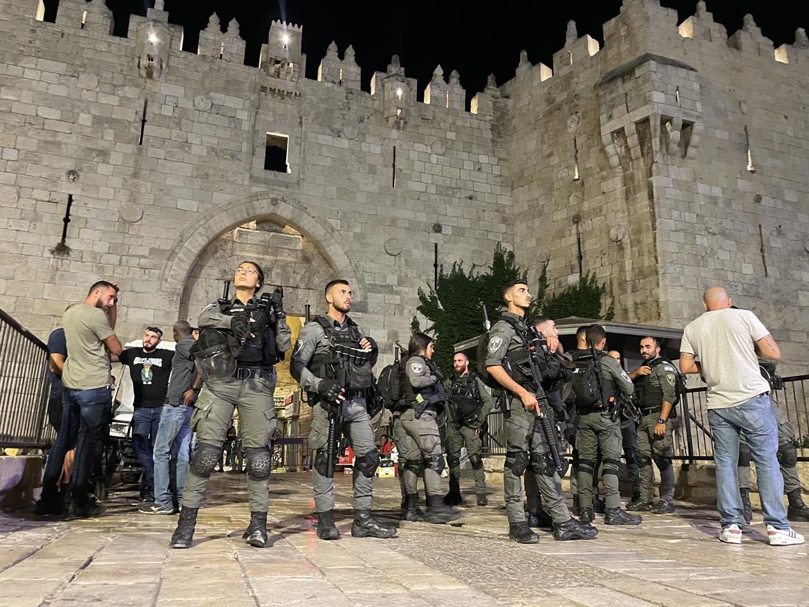 القدس – الاحتلال يقتحم قبة الصخرة ويعتدي على المصلين ويعتقل شابا