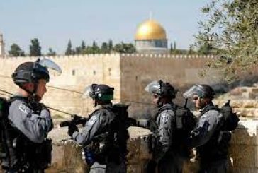 القدس : اعتقال حارسين بالأقصى عقب الاعتداء عليهما