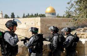 القدس : اعتقال حارسين بالأقصى عقب الاعتداء عليهما