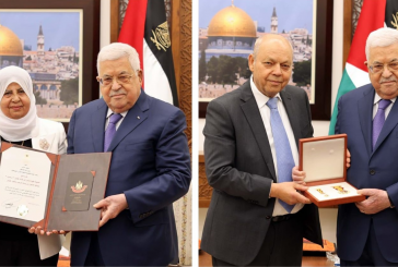 الرئيس يمنح الحاج طارق عثمان وزوجته الحاجة مقبولة عثمان ميدالية الإنجاز