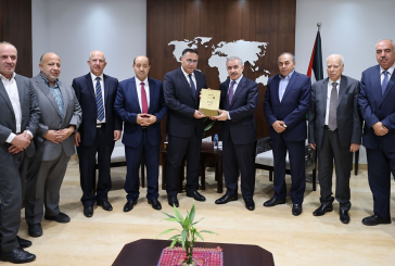اشتية يتسلم التقرير السنوي لهيئة التقاعد الفلسطينية