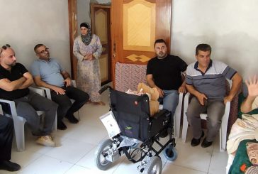 جهاز المخابرات العامة يسلم كرسيين كهربائيين لوالد شهيد ومواطن من جنين